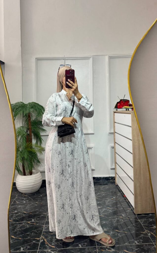 Robe longue en crêpe boutonnée à motif discret