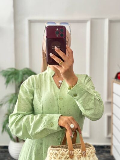 Robe longue en crêpe boutonnée à motif discret - Image 2